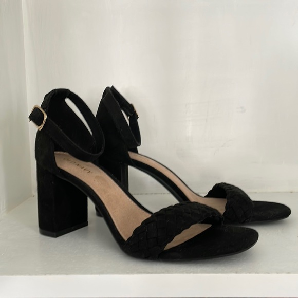 Shoes - Old Navy black velour block heel shoe SIZE UK6/US8